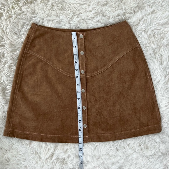 Brown buttoned vegan suede mini skirt - Picture 7 of 9
